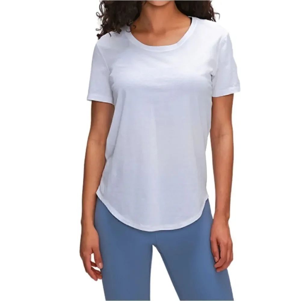 Women's White Short Sleeve Crewneck Curved Hemline Pullover Top